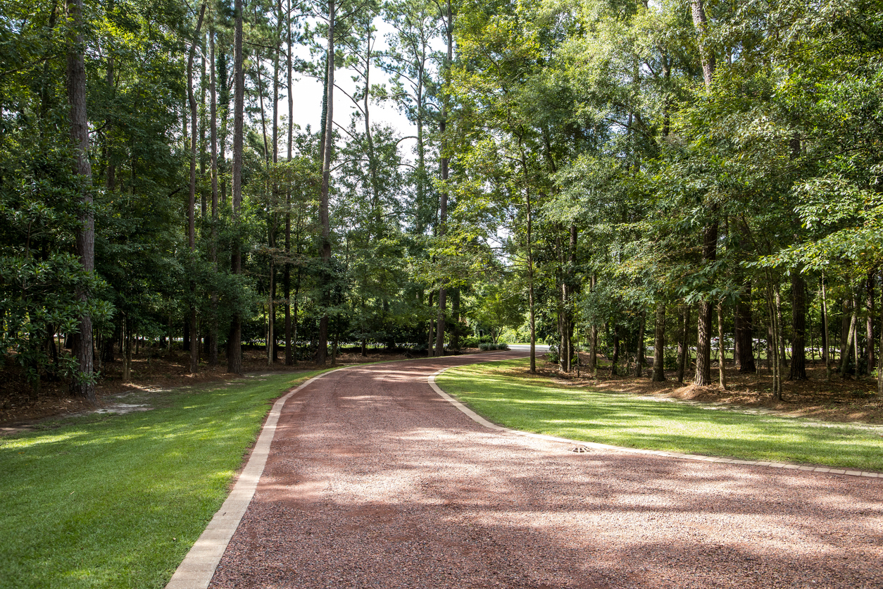 gravel driveway - building a gravel driveway concept image.